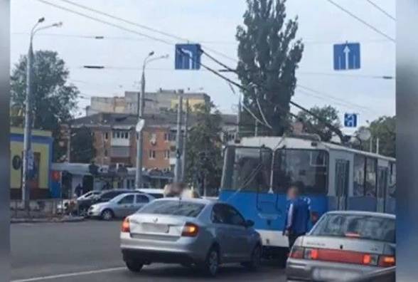 888147 na rinku urozhay vodiy na shkodi vrizavsya u troleybus video za vivtorok
