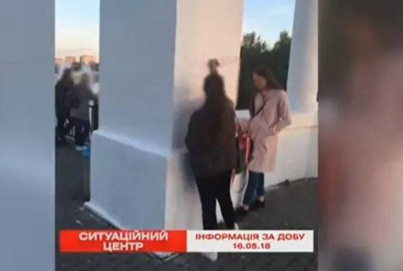 889133 spiymali na garyachomu 14 richna vinnichanka rozmalovuvala arku na fontani roshen
