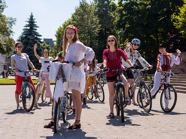 Girls velo parade2014 cover