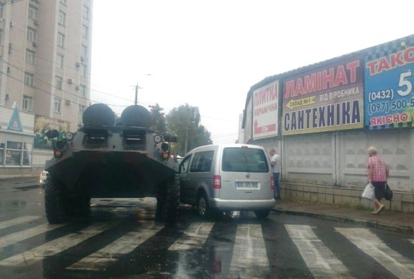 954535 nespodivano v vinnitsi natsgvardiytsi na btr ne rozminulisya z volkswagen