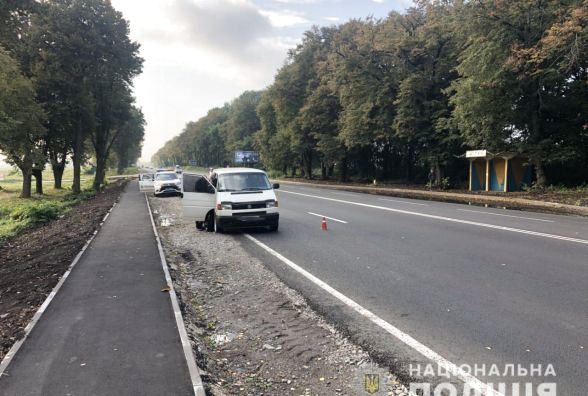 958402 perehodiv dorogu u nevstanovlenomu mistsi u vinnitskomu rayoni legkovik zbiv pishohoda