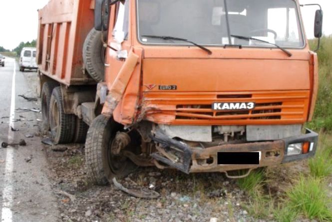 1001333 na vinnichchini vodiy vazu vrizavsya u priparkovaniy kamaz