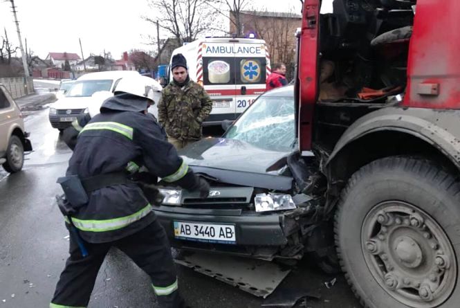 1115576 dtp na staromu misti zitknulisya vazu ta avtotsisterna viklikali shvidku ta ryatuvalnikiv