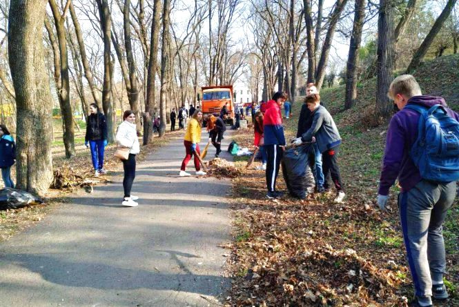 1195459 shkolyari ta studenti pribirayut park u kamyantsi trivae vesnyana toloka