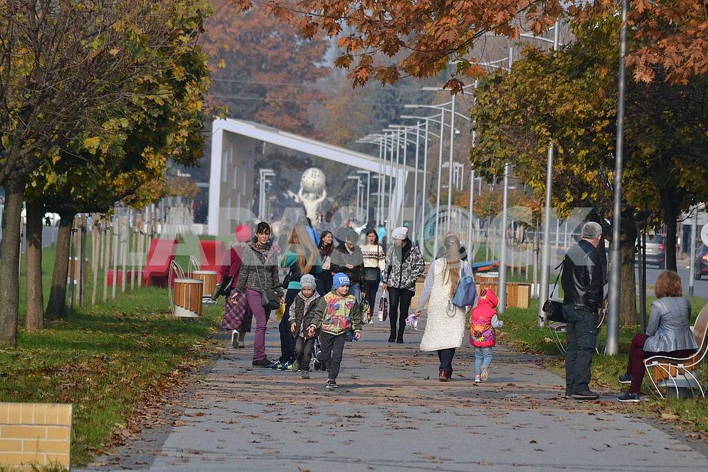 75401 people are walking along the autumn avenue of cosmonauts in vinnitsa the last days of the indian summer of 2018